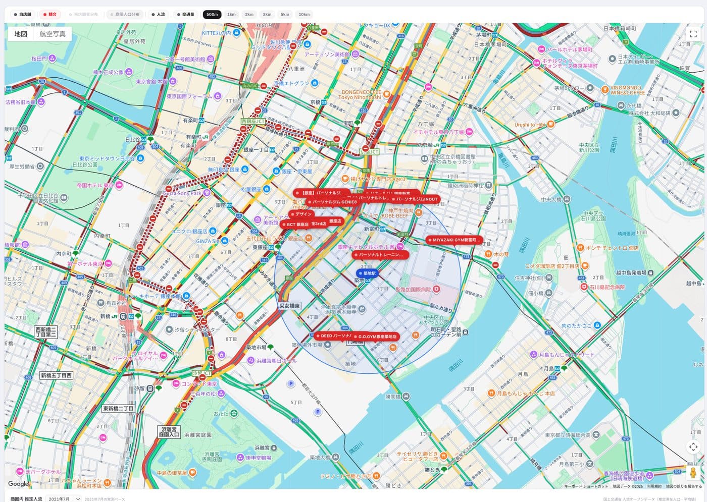 商圏分析の地図画面。築地駅を中心とした半径500mの円が描かれ、周辺のパーソナルジム競合店が赤いマーカーで表示されている